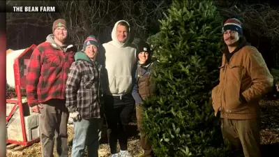 10 feet for Number 10: Drake Maye decks the halls